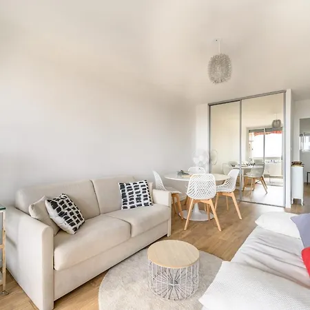 Bright With Balcony And Sea View Apartament *