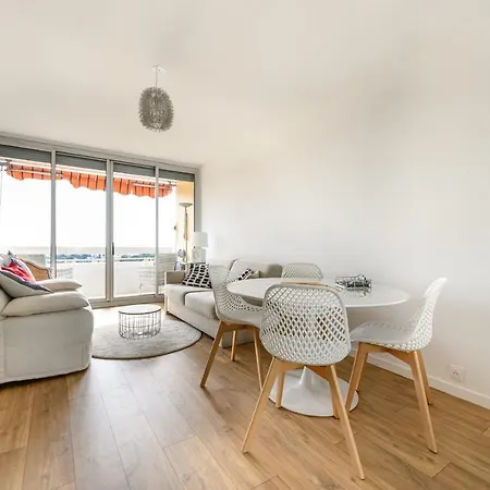Apartament Bright With Balcony And Sea View