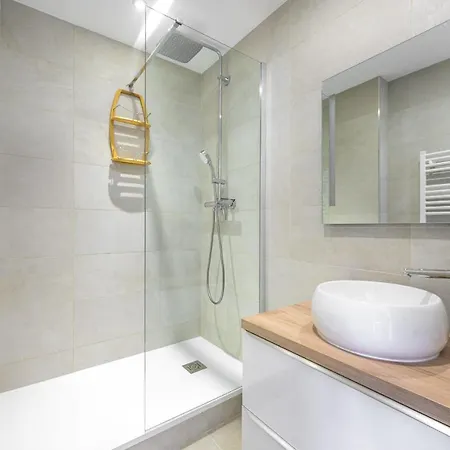 Bright With Balcony And Sea View * أنتيب