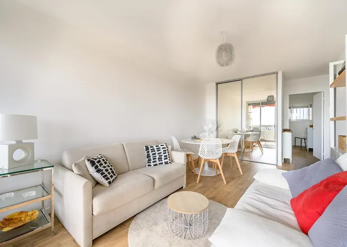 Bright With Balcony And Sea View شقة *