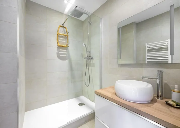 Bright With Balcony And Sea View * أنتيب