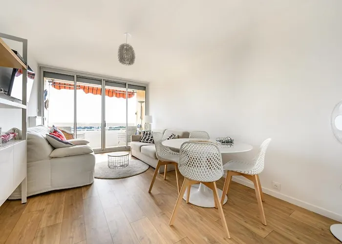 شقة Bright With Balcony And Sea View