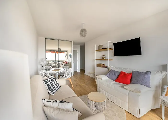 Bright With Balcony And Sea View